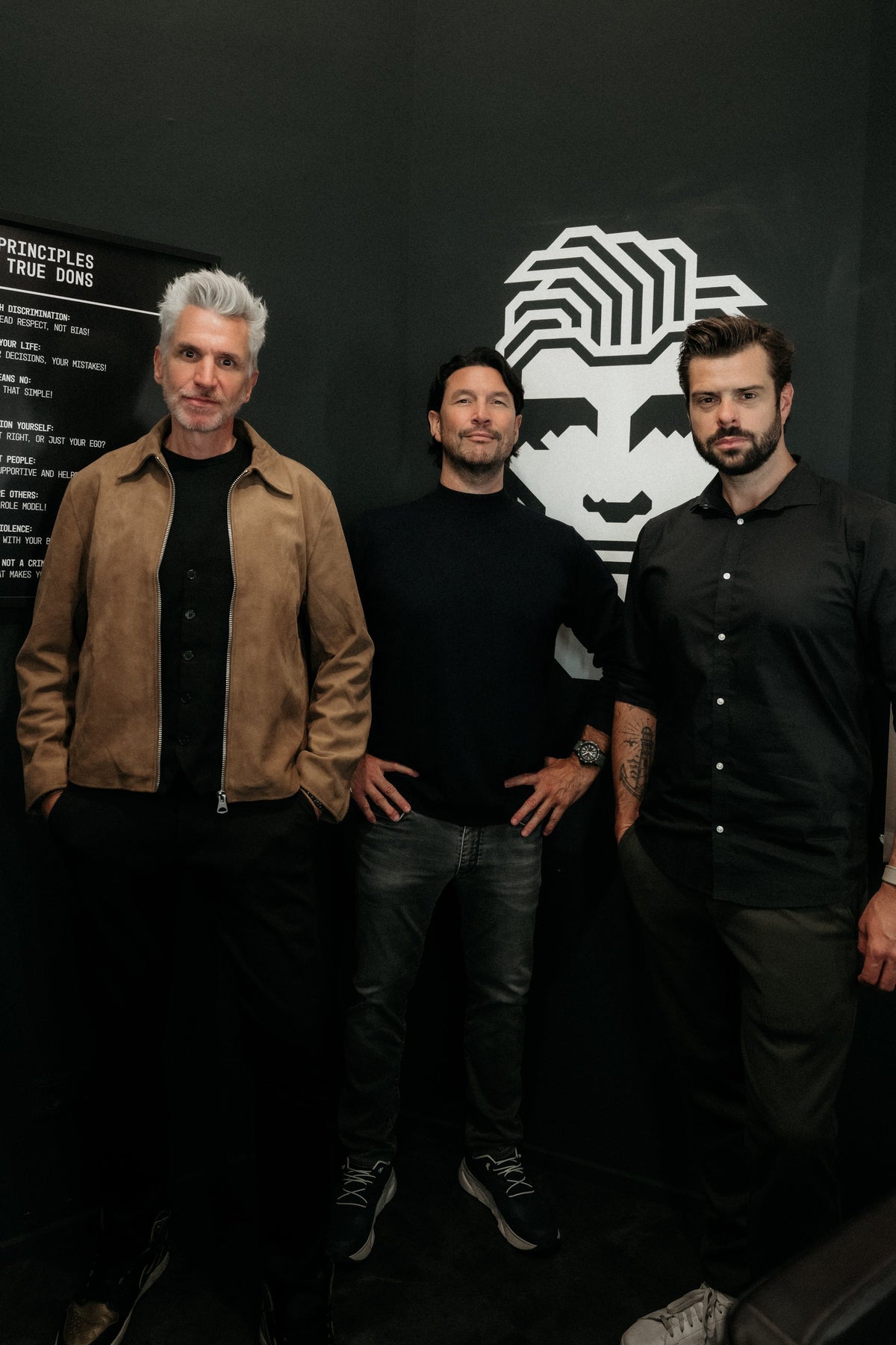 Die drei Gründer von DON QUIFF vor dem Logo